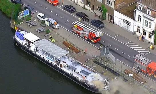 Waterbus aan Suikerkaai vat vuur