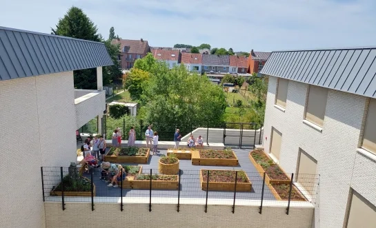 Gesloten afdeling WZC Zilverlinde in Sint-Pieters-Leeuw opent buitenterras: “Een tuin die alle zintuigen prikkelt”