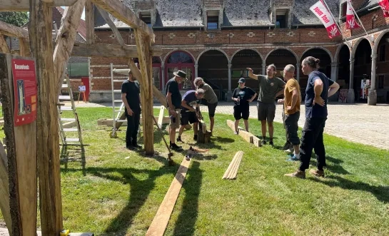 Unieke stage in MOT Grimbergen met als eindresultaat een bouwloods: “Bouwen met hout en leem kent heropleving”