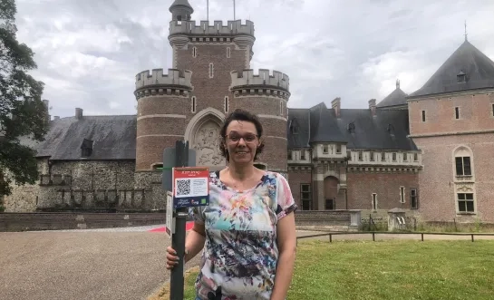 Nancy Verhulst voor het Kasteel van Gaasbeek