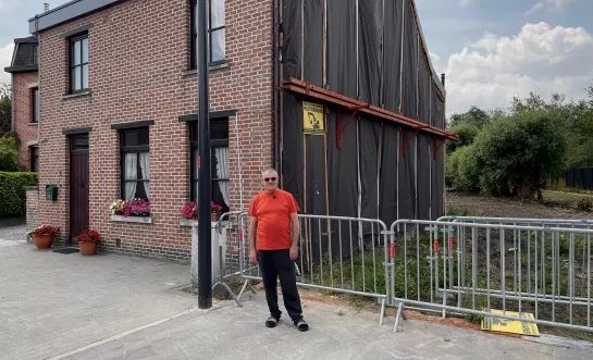 Etienne naast zijn woning, één jaar na de windhoos in Kapelle-op-den-Bos