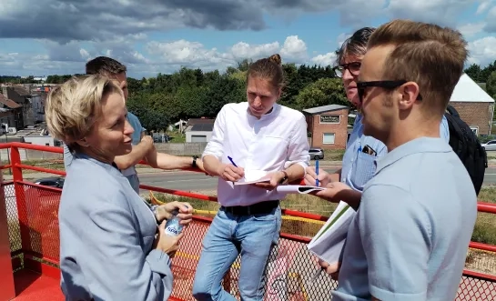Mobiliteitsminister Annick De Ridder en een resem journalisten