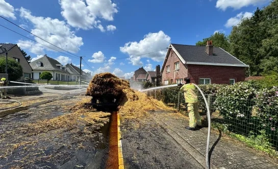 De brandweer blust de hooiwagen