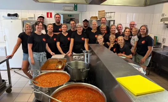 Buurtbewoners van de A8 in Essenbeek protesteren met een spaghettislag tegen de mogelijke onteigeningen van hun gronden