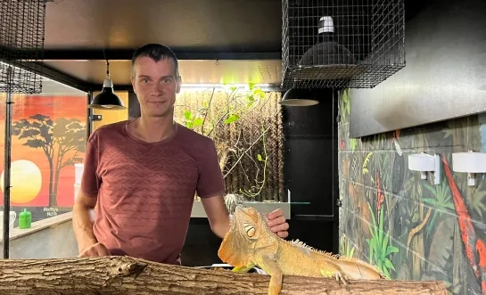 Joachim Bresseel verzorgt tijdens de zomervakantie mee de dieren van GO! Horteco