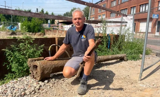 Werfleider Jan Vandevelde bij de gevonden kanonskogel in Eppegem
