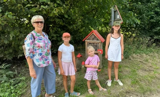Drie zusjes en hun grootmoeder ontdekken het vernieuwde kabouterpad