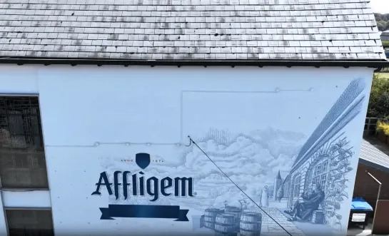 Muurschildering aan gevel brasserie is ode aan eeuwenoude brouwerstraditie van benedictijnen van Abdij van Affligem 