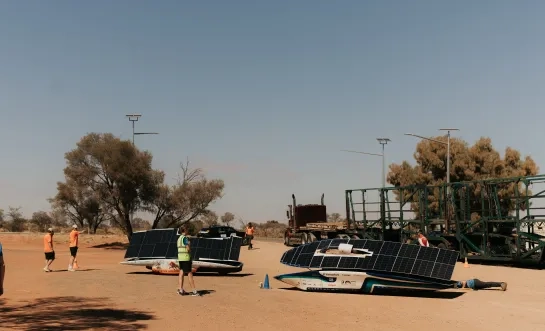 Belgisch Solar Team zakt naar plaats drie na pitstop voor klapband: “We waren nochtans op dreef”