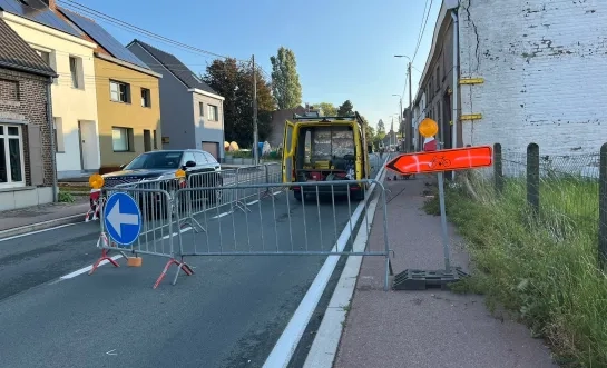 Gevel leegstaande woning dreigt in te storten in Asse