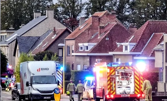 Gezin van zes op straat na uitslaande keukenbrand: 13-jarige naar ziekenhuis met rookintoxicatie