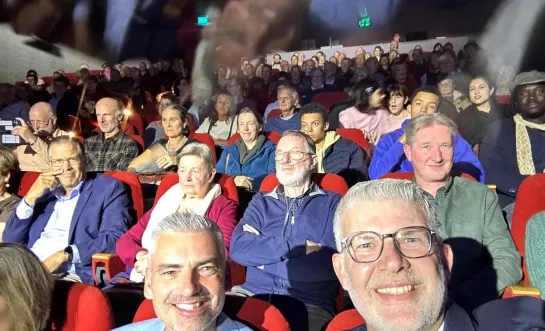 Programmamakers Kris Vander Gracht en Bart Craps tijdens de filmvertoning van 'Tussen Velden en Verhalen: het Pajottenland'