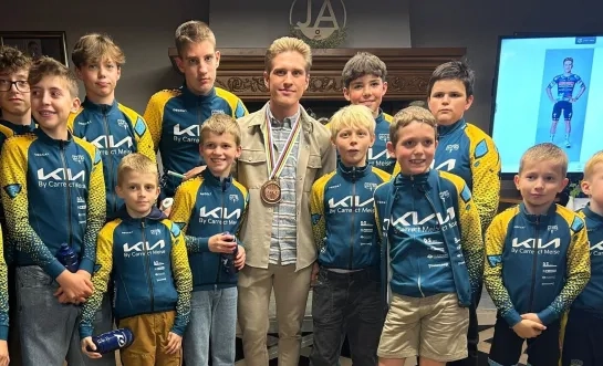 Opwijk huldigt wielrenner Ilan Van Wilder voor bronzen medaille op WK tijdrijden