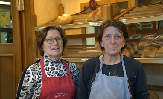 Linda (rechts) en haar zus nemen binnenkort afscheid van de bakkerij en hun klanten