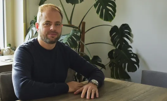 Martijn Meurisse is dringend opzoek naar een nieuw kinderdagverblijf voor zijn twee kinderen. 