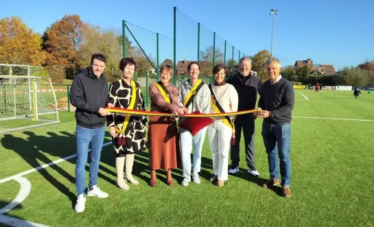 Het nieuwe kunstgrasveld van KFC Meise is officieel geopend