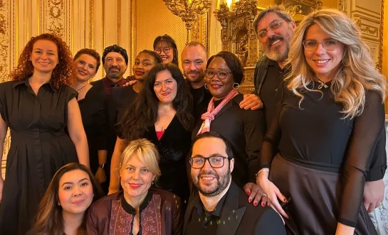 Anderstaligenkoor van ‘Theater van A tot Z’ zingt voor Koningin Mathilde in Koninklijk Paleis