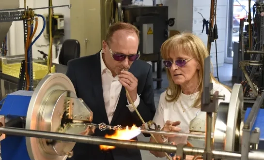 Minister Weyts leert glasblazen tijdens Dag van de Ondernemer