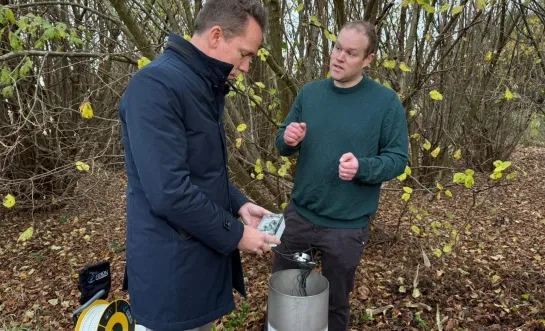 Minister Brouns stelt automatisatie grondwatermeetnet voor in Meise: “400 meetputten in Vlaanderen hebben nu sensor”