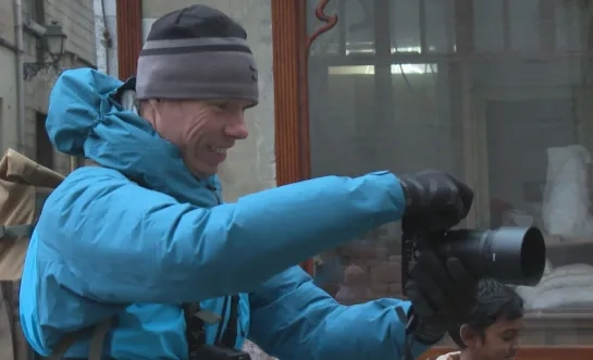 Herman uit Zemst fotografeert toevallige voorbijgangers op straat