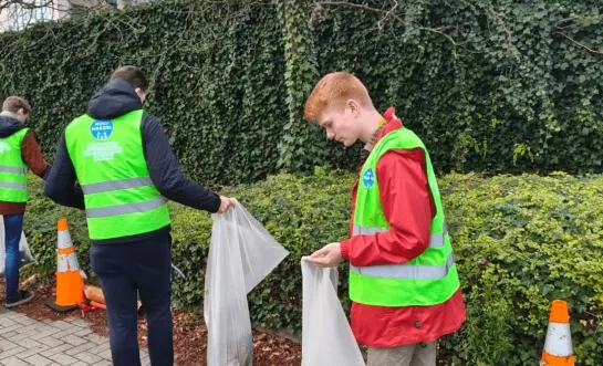 Vrijwilligers van dienstverleningsbedrijf EY ruimen zwerfvuil in Diegem