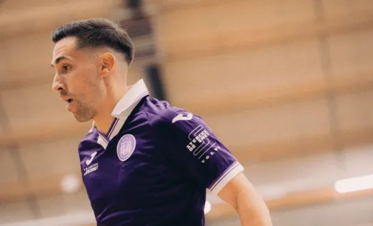 Steven Dillien van RSCA Futsal in actie