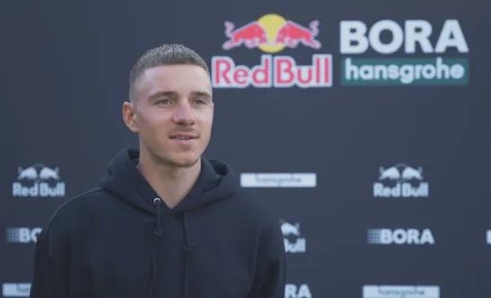 Remco Evenepoel geeft een interview voor zijn nieuwe ploeg Red Bull Hora-Hansgrohe