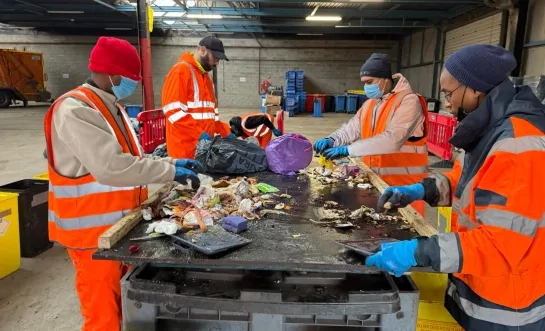 Medewerkers van Intradura onderzoeken of afval wel goed gesorteerd wordt