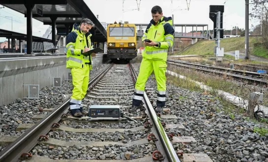 De bakens voor de uitrol van het European Train Control System worden getest door medewerkers van Infrabel
