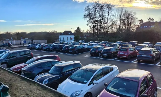 De pendelparking tegenover het station van Linkebeek telt zo'n 80 parkeerplaatsen