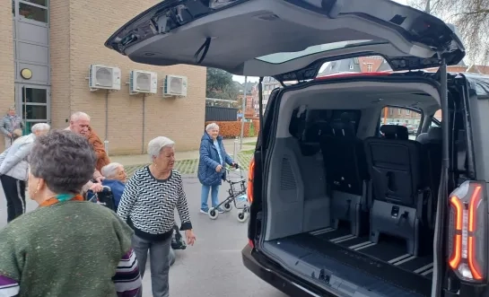 Halle investeert in een elektrische minibus voor het vervoer van bezoekers aan de LDC