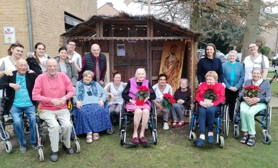 De bewoners van WZC Den Bogaet verzamelen rond de kerststal