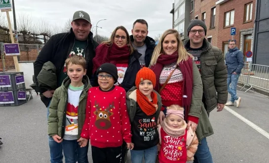 Heel wat mensen komen naar het Possozplein uitgedost in een kersttrui