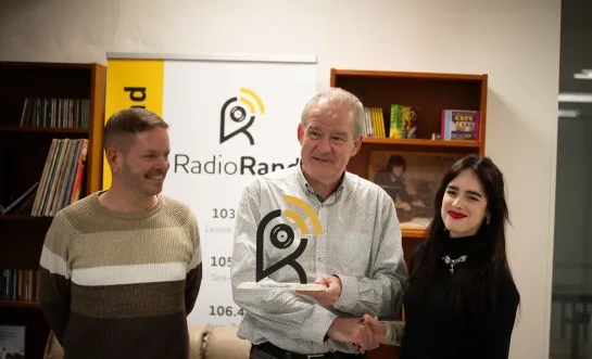 Bernard Bosch rijkt de Radio Rand Trofee uit aan Antje