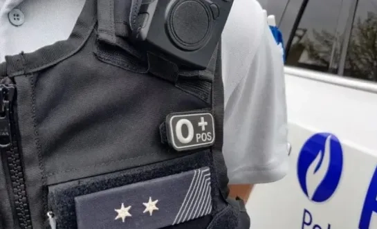  Man (37) loopt met mes over straat en haalt uit naar politie: agenten schieten verdachte in arm