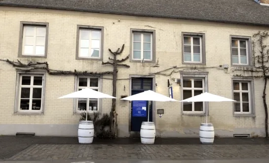 De gevel van Huis Vossen in Lennik