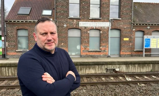 Gedeputeerde Gunther Coppens bij het station van Sint-Martens-Bodegem