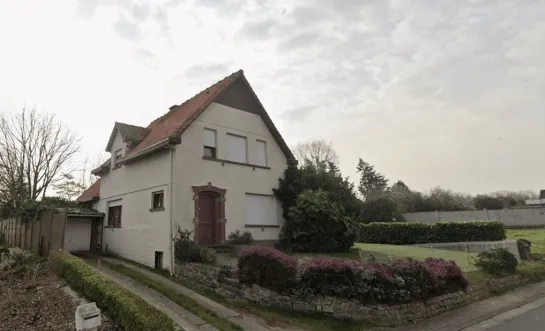 In deze half vrijstaande woning in de Fosselstraat werd een cannabisplantage ontdekt