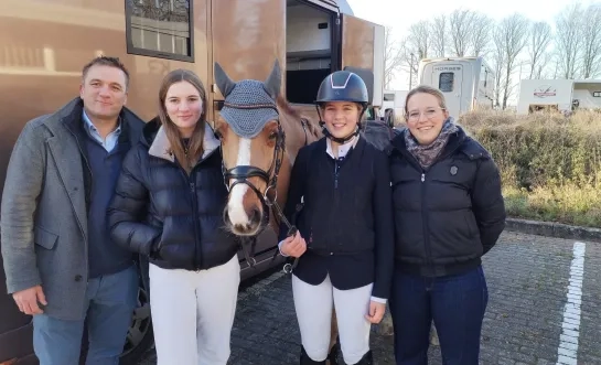 Mila Fonteyn met haar familie en pony Sunrise