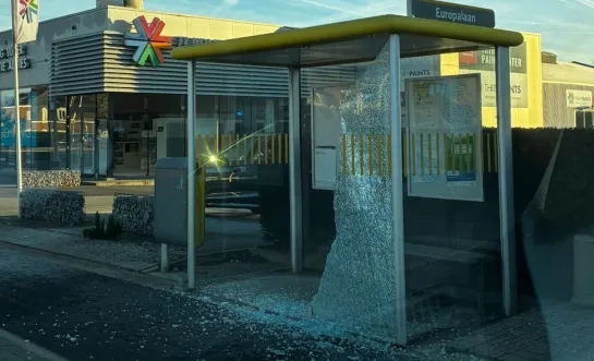 Het bushokje van de halte Europalaan is aan diggelen geslagen