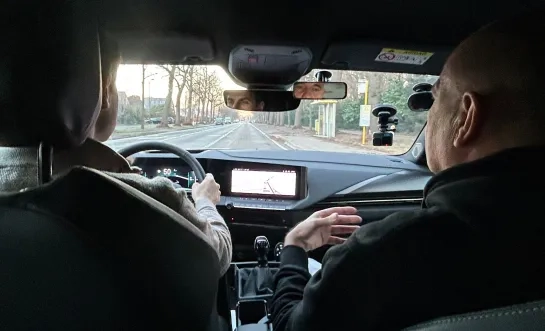 Een kandidaat-chauffeur voor de Responsible Young Drivers legt een rijtest af met iemand van rijschool Traffix in Meise