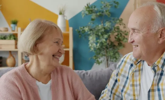 Een vrouw en een man kijken liefkozend naar elkaar