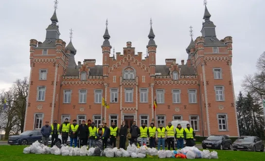 Jongeren van de Ahmadiyya moslimgemeenschap ruimen op Nieuwjaarsdag zwerfvuil in Dilbeek