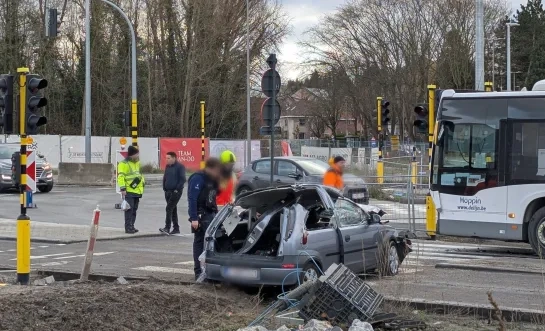 Een bus van De Lijn en een personenwagen botsen op elkaar aan de Woluwelaan in Diegem