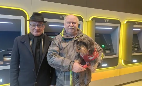 schepen David De Valck en Eddy D'haese bij een cashpunt van Batopin