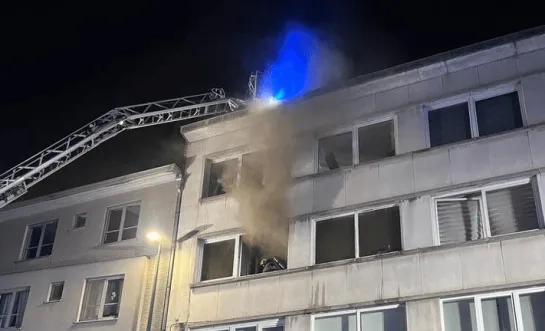 Het appartement is onbewoonbaar na een hevige brand