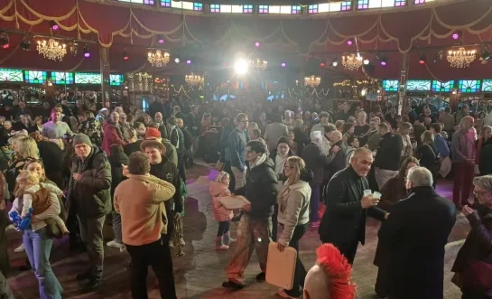 De spiegeltent in Vilvoorde is afgeladen vol voor de nieuwjaarsdrink