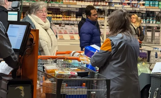 Vrouw aan de kassa bij Colruyt Halle