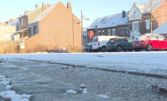 Op deze locatie vindt de wekelijkse zondagmarkt plaats in Huizingen