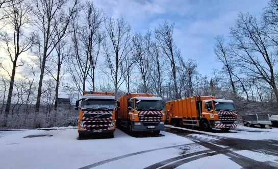 Het winterweer verstoort de afvalophaling in de regio
